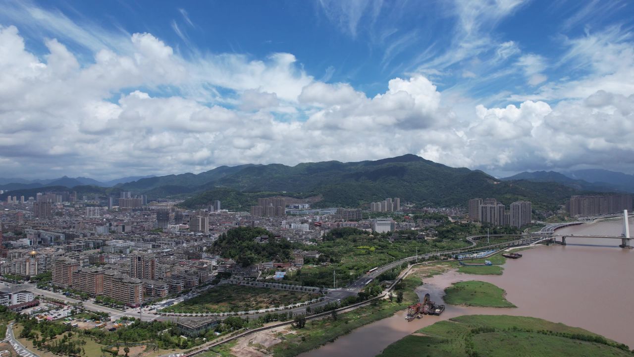 浙江温州瓯江城市高楼建筑蓝天白云航拍 