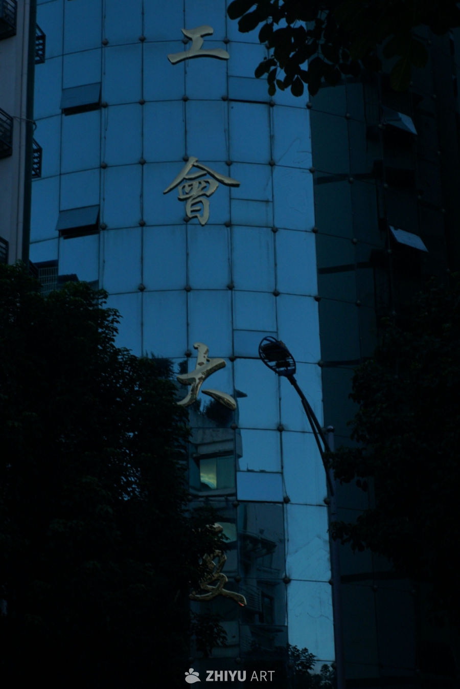 黄昏中的蓝色建筑