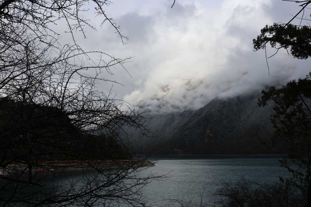 晨曦照亮了雪山
