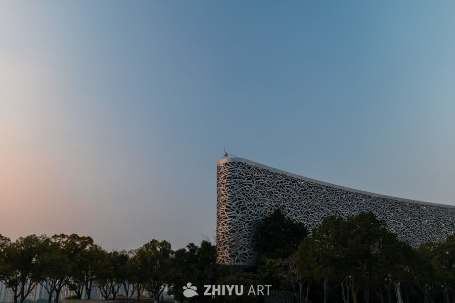 黄昏中的现代建筑