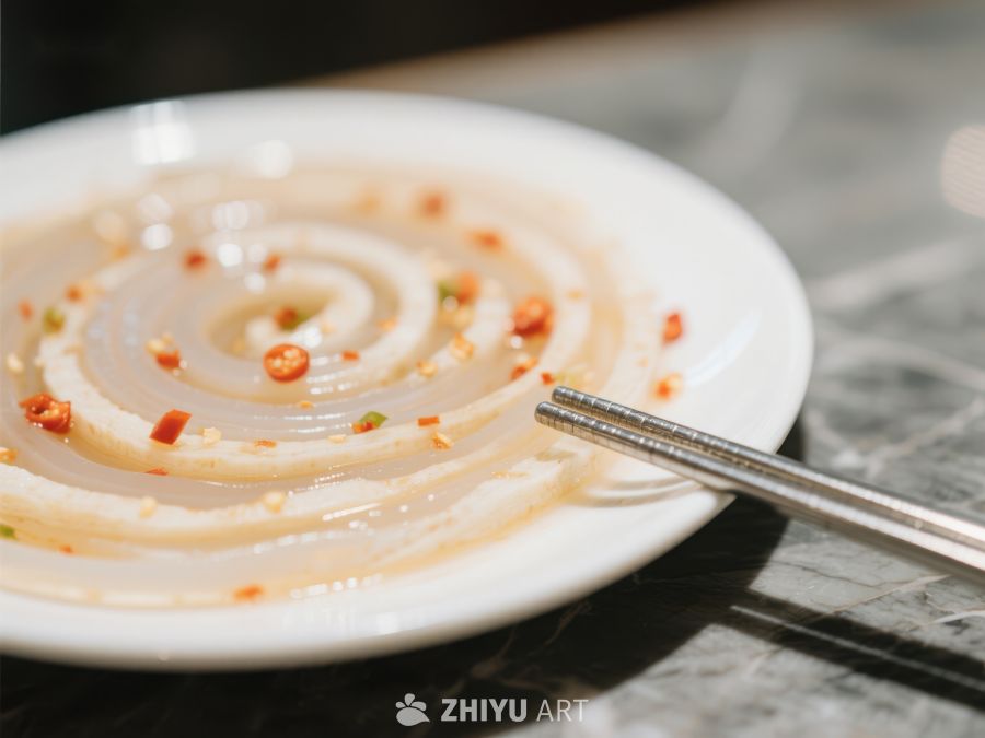 盘中螺旋状透明食物配以辣椒点缀 1108