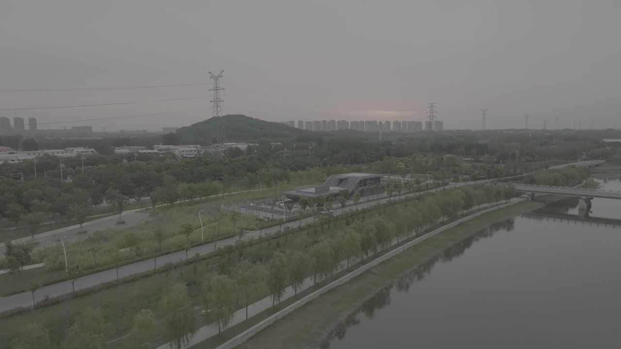 湖畔城市的黄昏景色