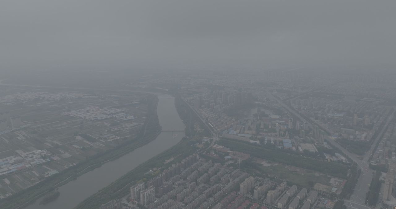 城市河畔晨雾