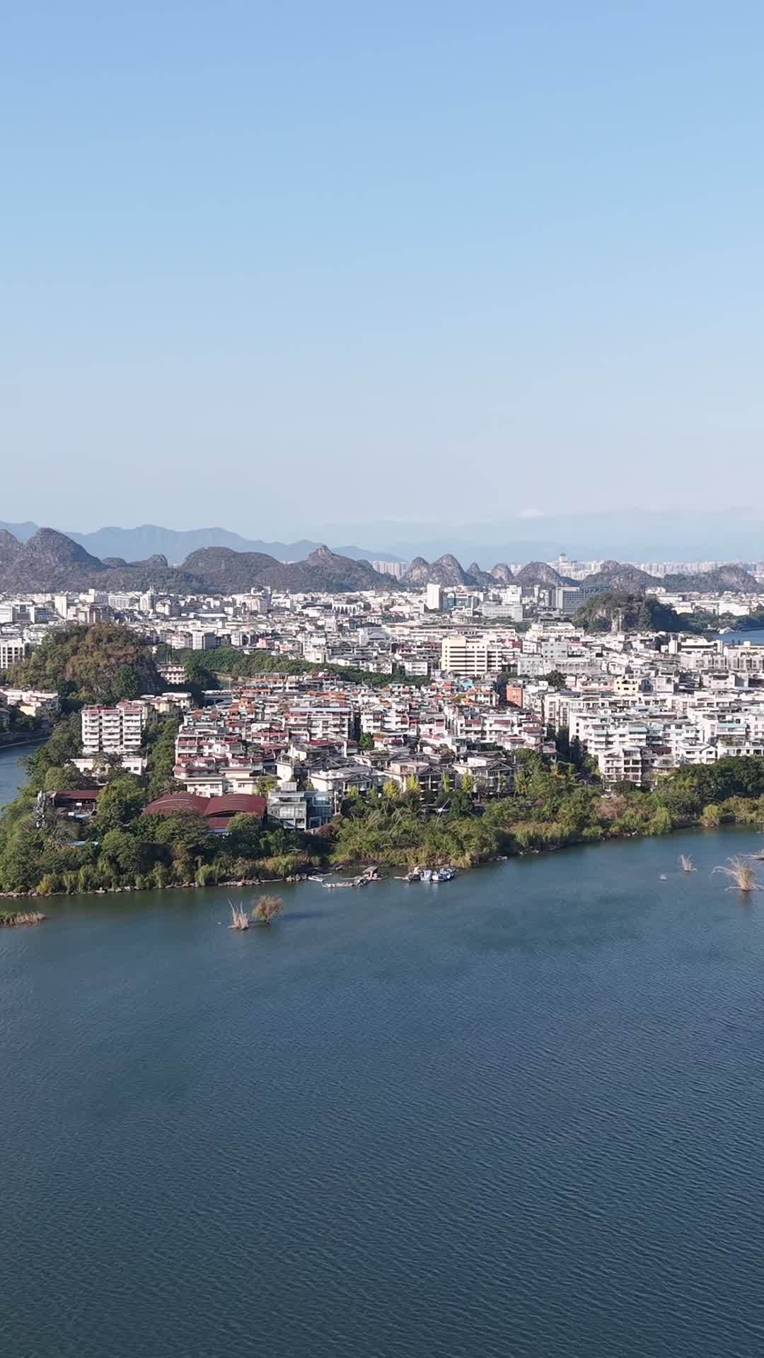 湖畔城市的静谧之美