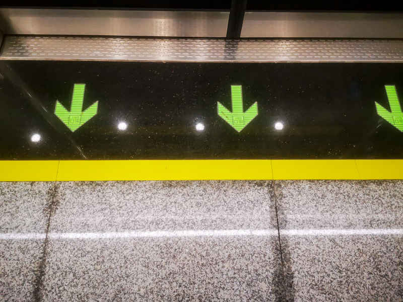地铁站交通电梯扶梯摄影图 