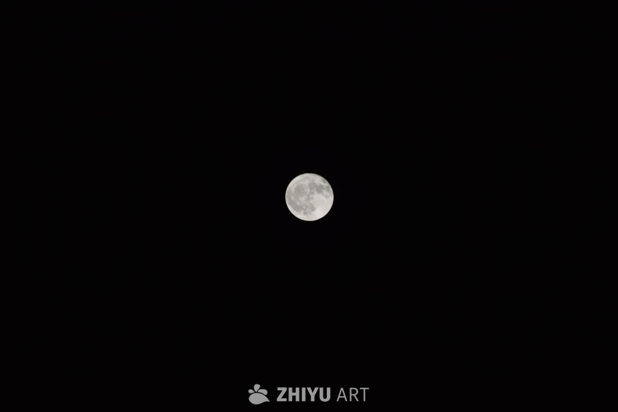 夜空中的一轮明月