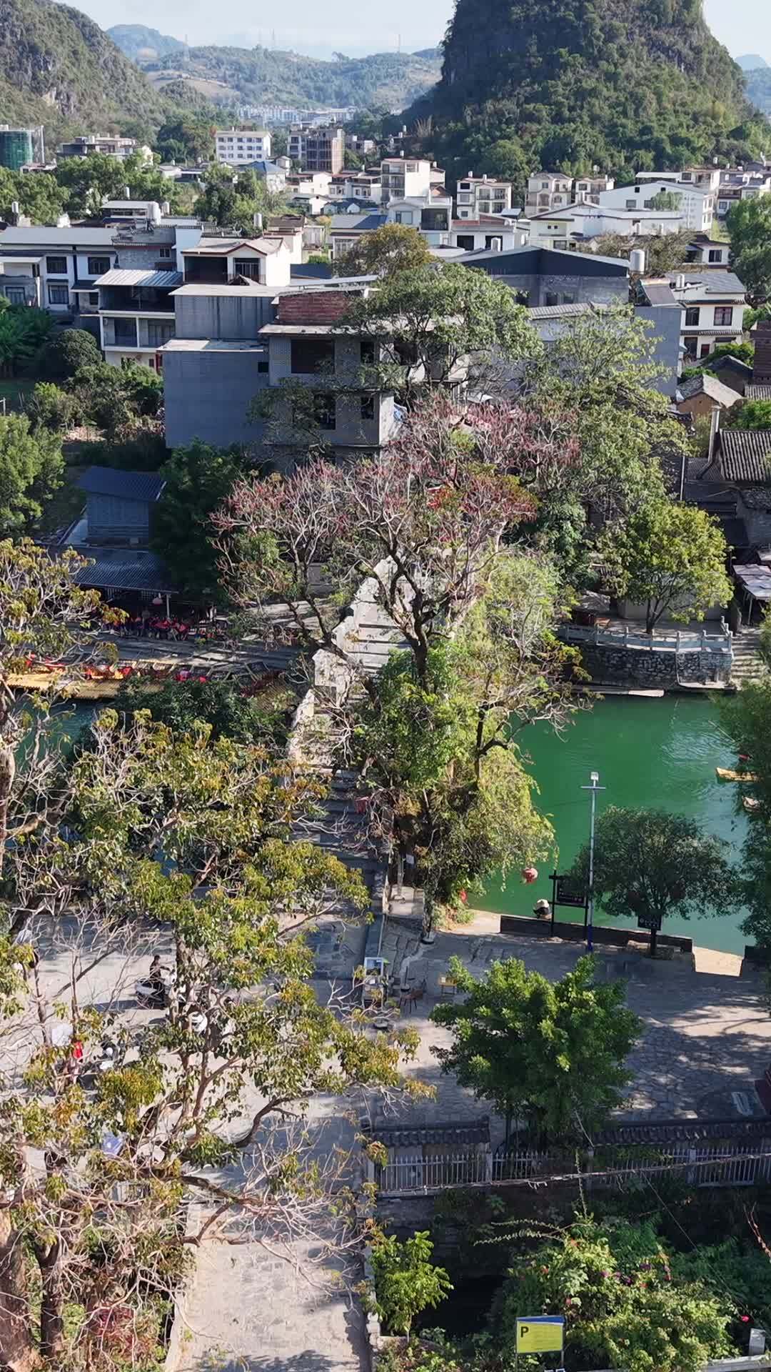 小镇河边的宁静时光
