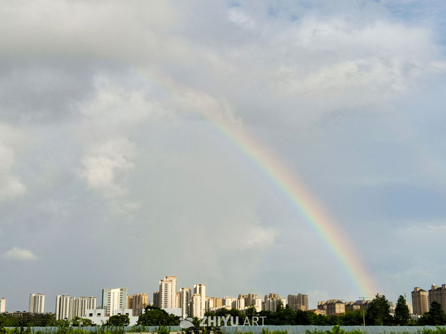 城市上空的彩虹