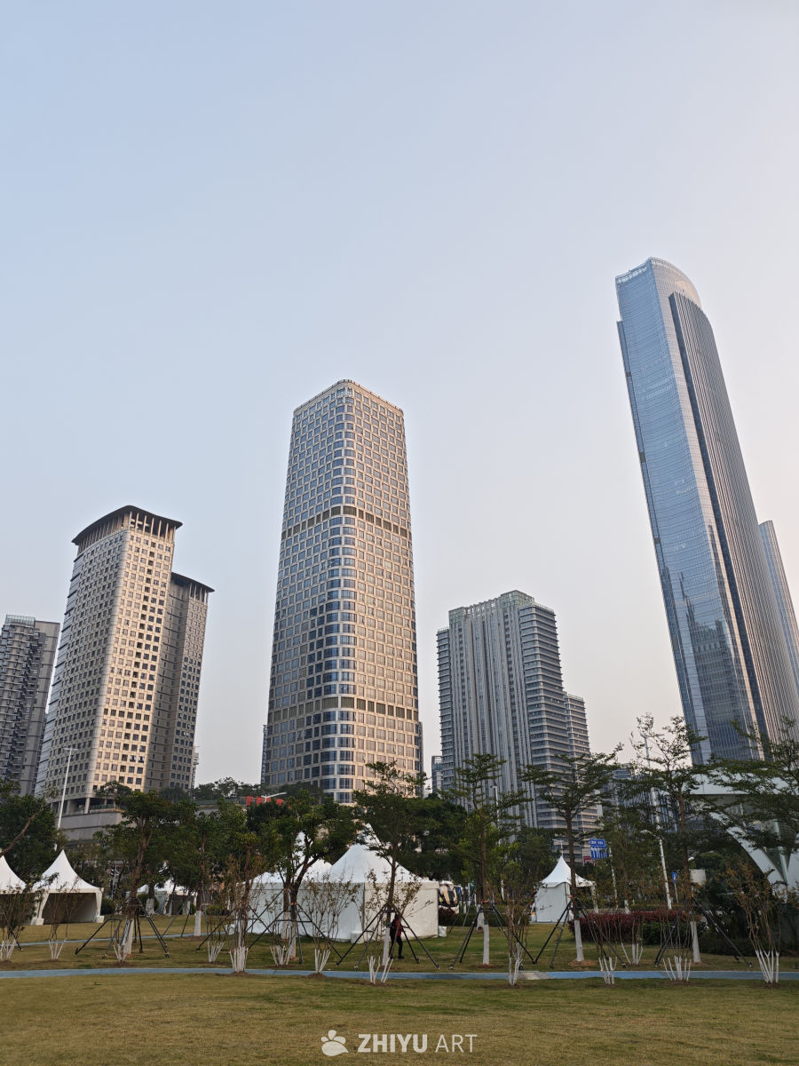 都市高楼与绿意盎然