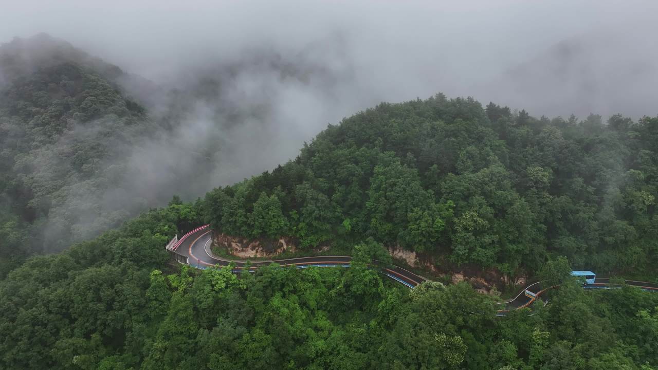 山间云雾缭绕的宁静之旅