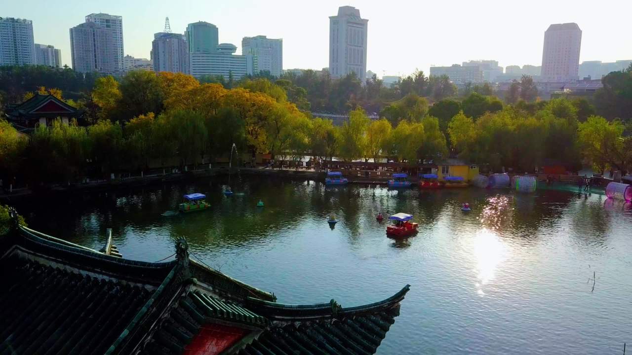 湖畔秋景与都市交响