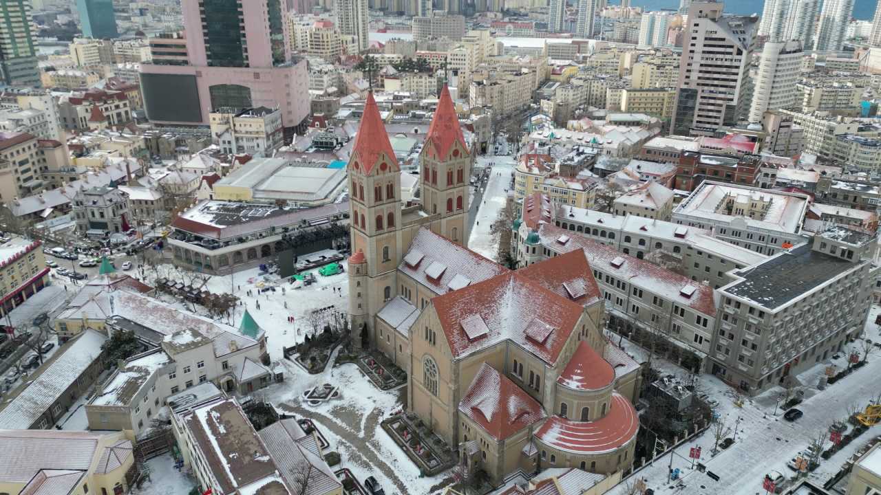 青岛市南老城区天主教堂雪景航拍 5