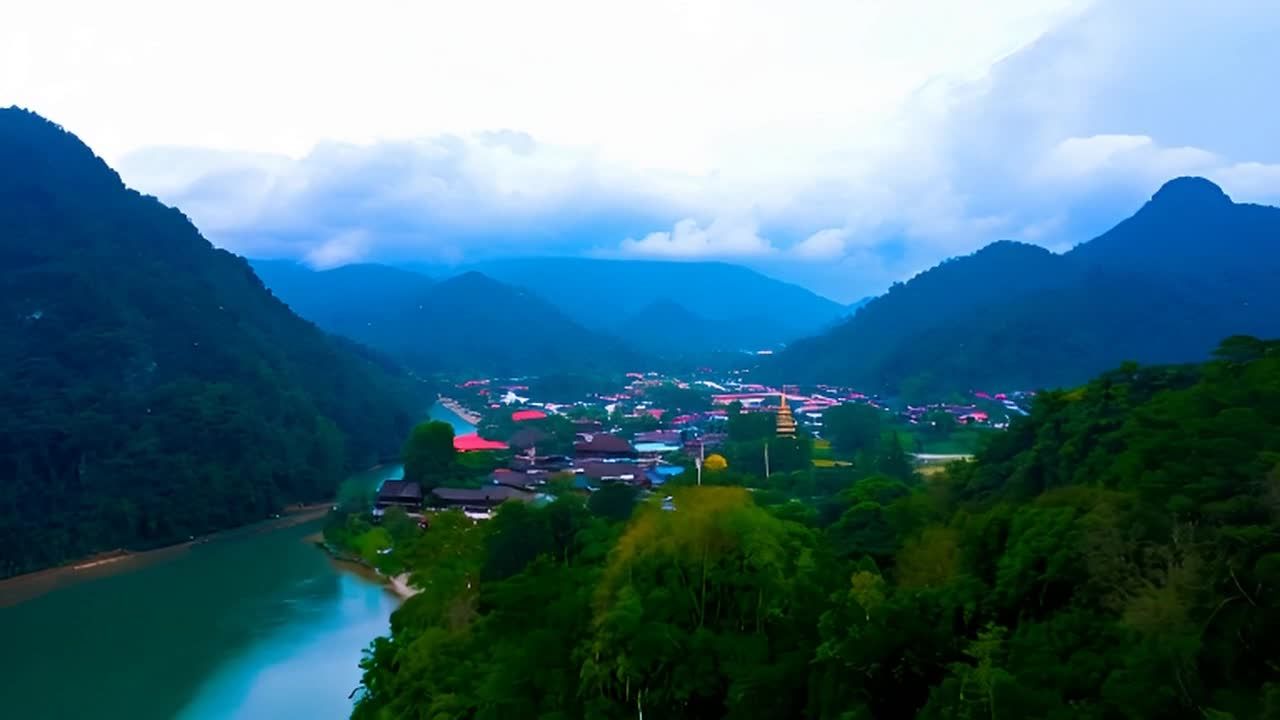 河谷被群山环抱，河水蜿蜒流经肥沃的土地。彭亨是一个