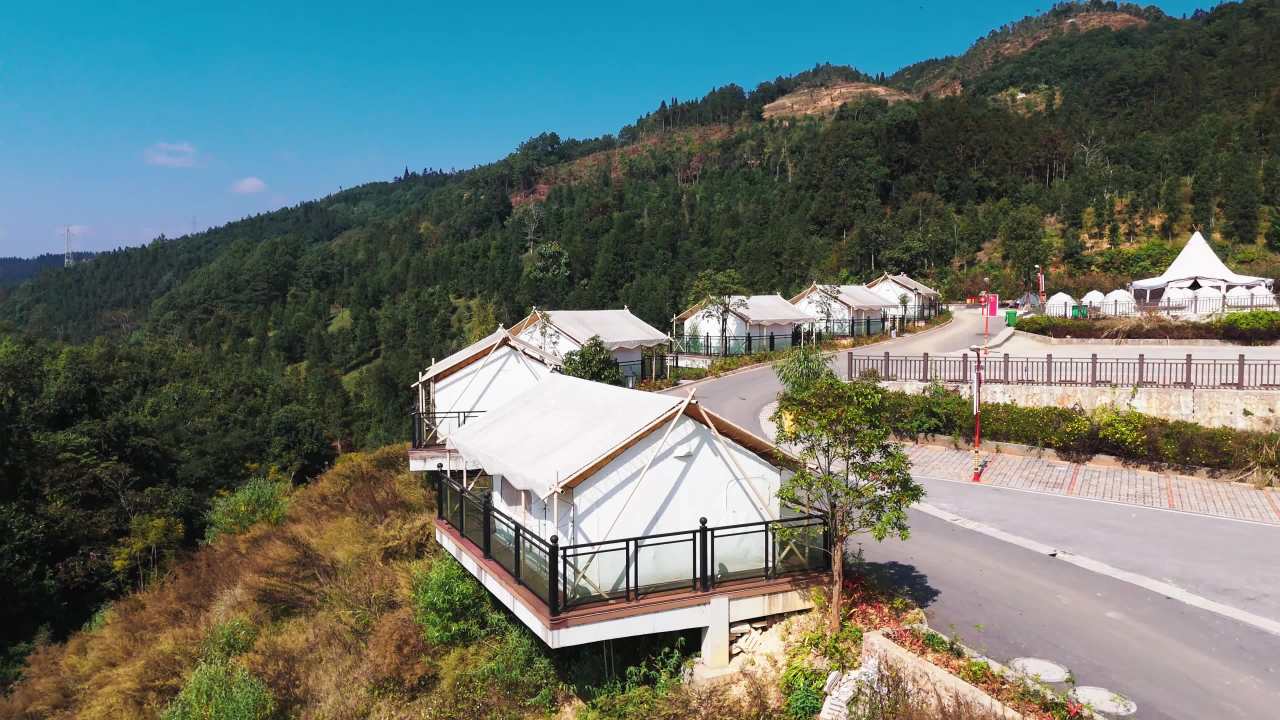 山间帐篷露营