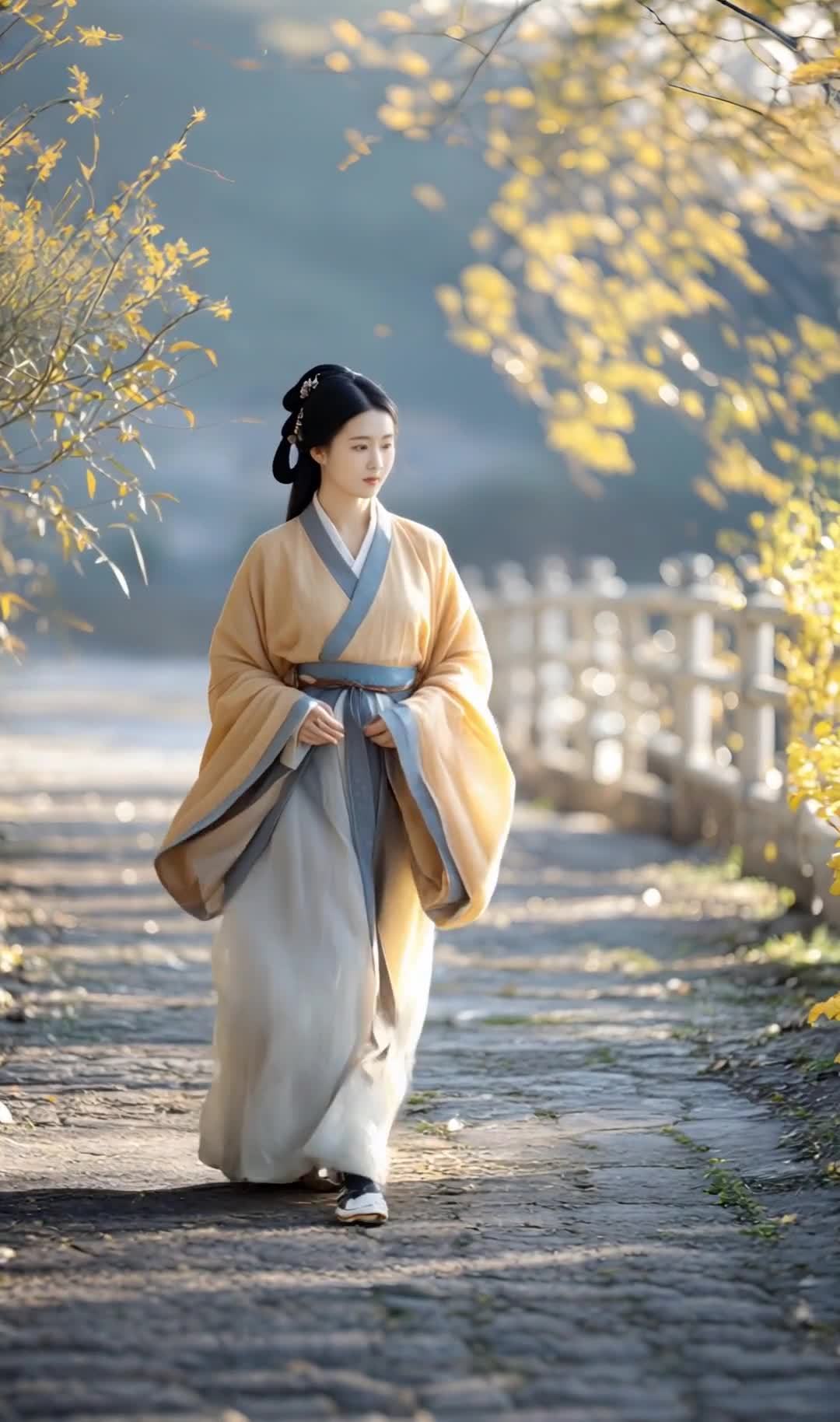 汉服女子漫步秋日山路，光影斑驳意境悠远