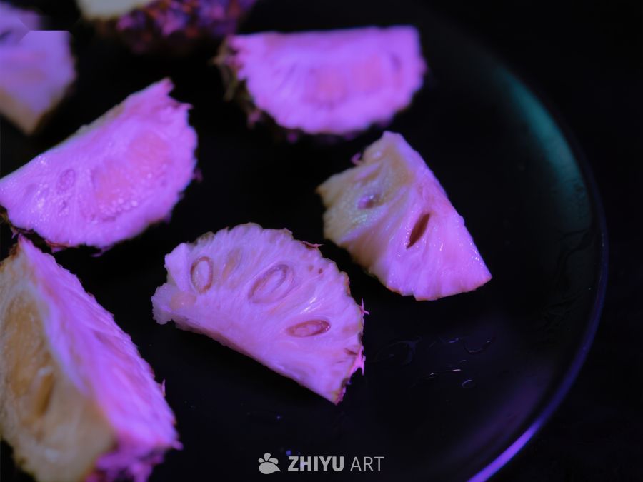 紫色灯光下的菠萝切片 849