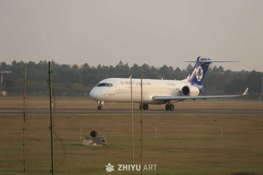 江西航空ARJ21-700飞机在机场跑道上
