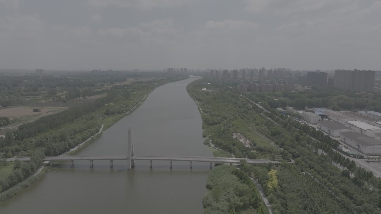 城市河畔的静谧时光