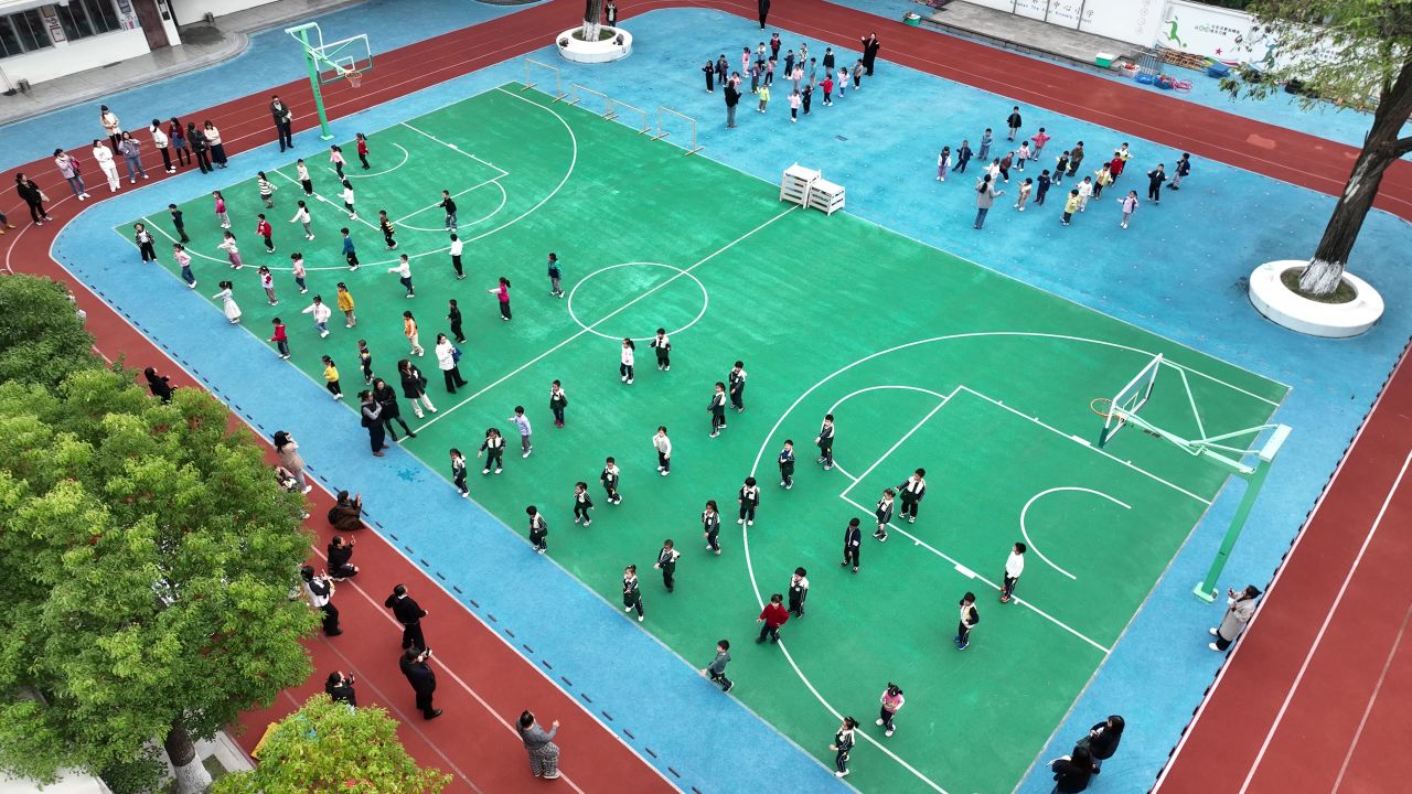 航拍幼儿园家长开放日室外活动 7