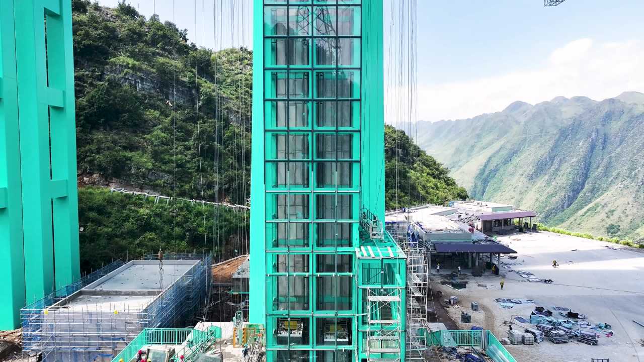 4k航拍花江峡谷大桥电梯一镜到底