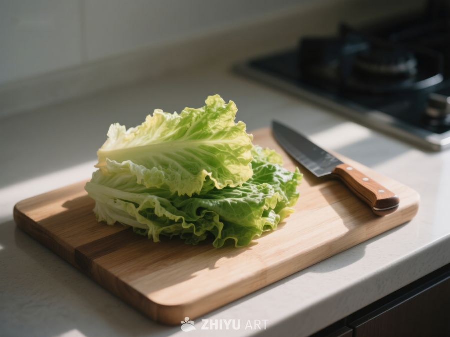 生菜置于砧板上，厨房刀具相伴 362