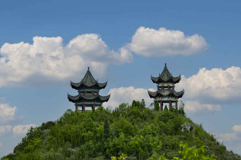 两个亭子