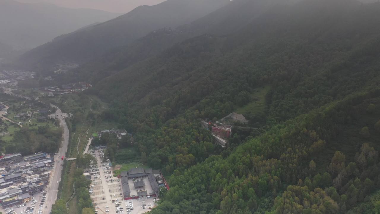 山间建筑与绿意
