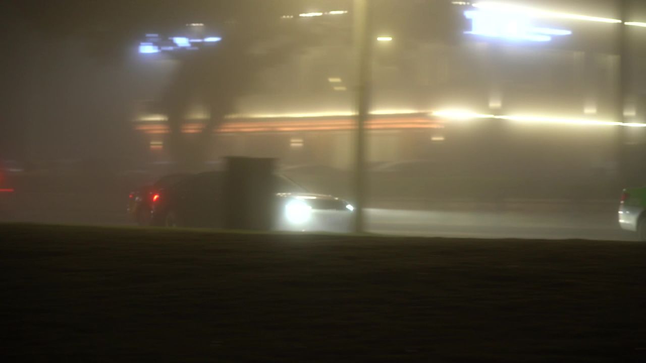珠海大雾夜晚车辆行驶