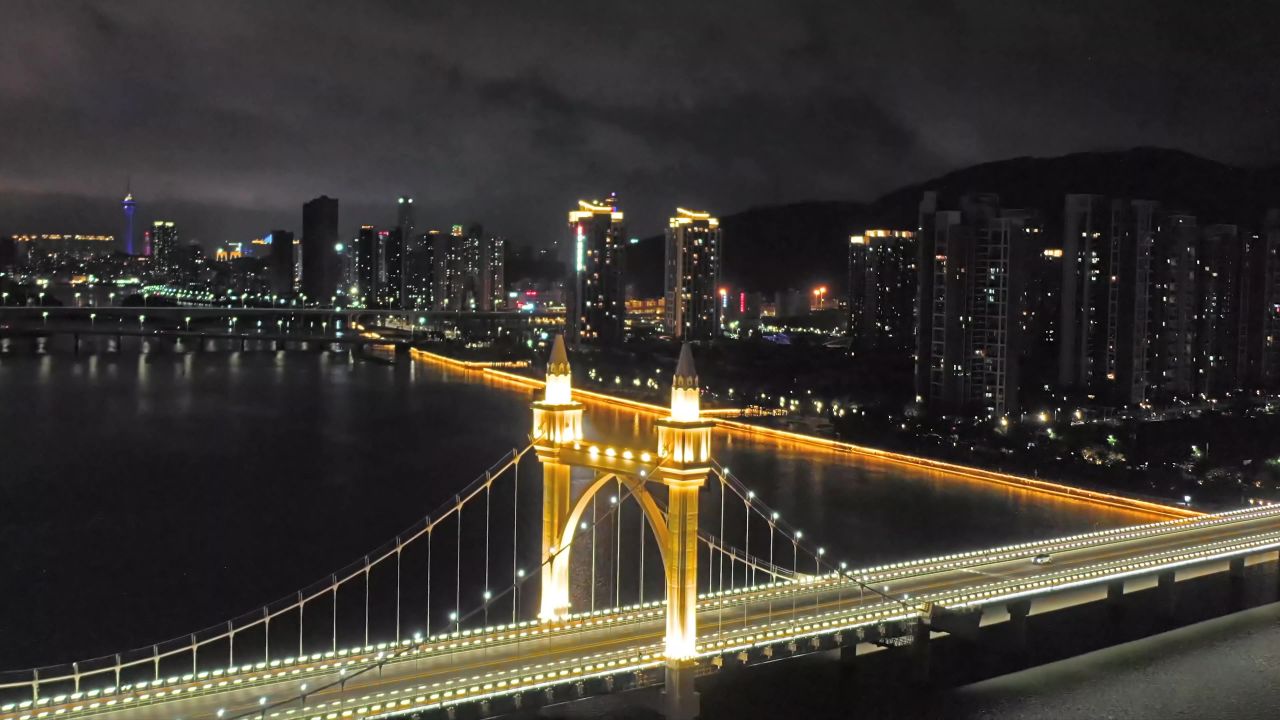 夜景前山河畔白石桥