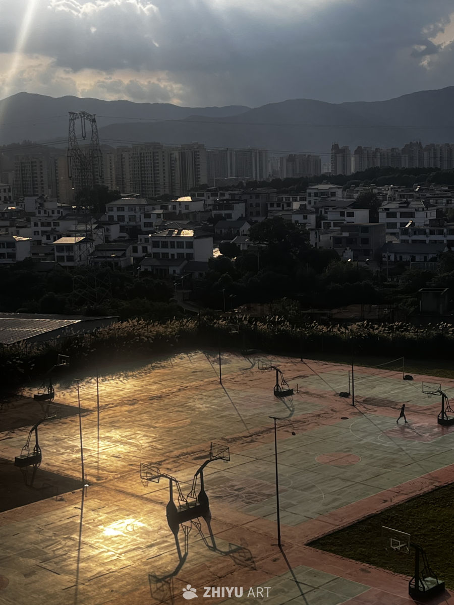 夕阳下的篮球场