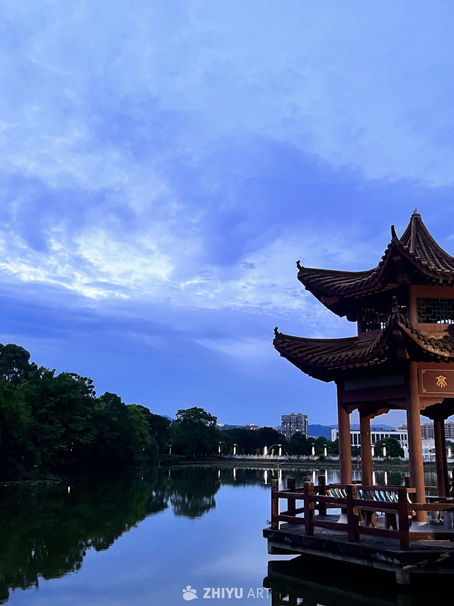 湖畔夜色静谧亭