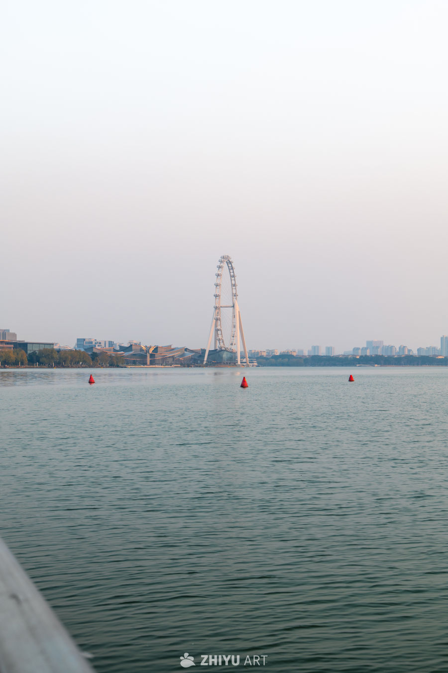 湖畔摩天轮静景