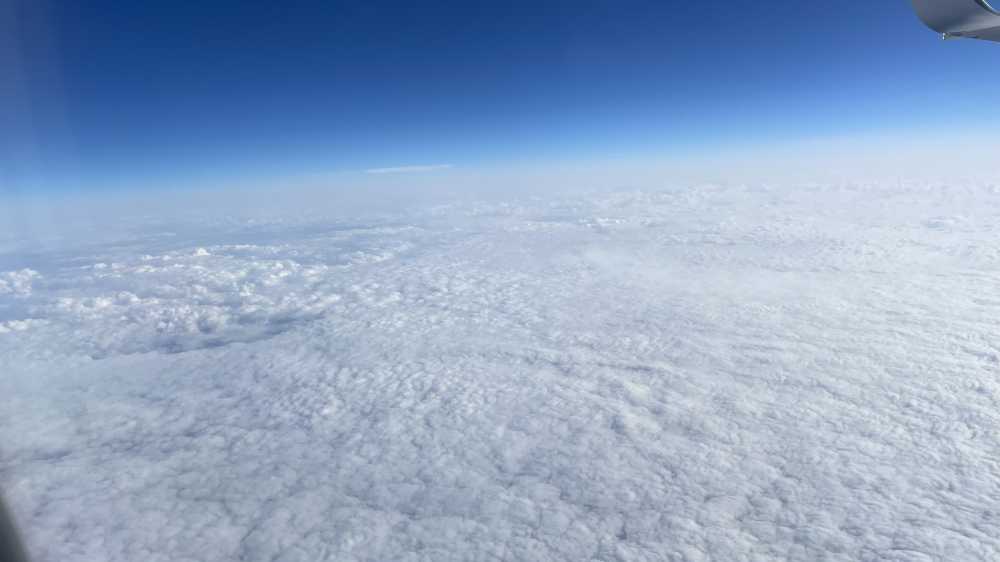 飞机上拍摄的云层上方