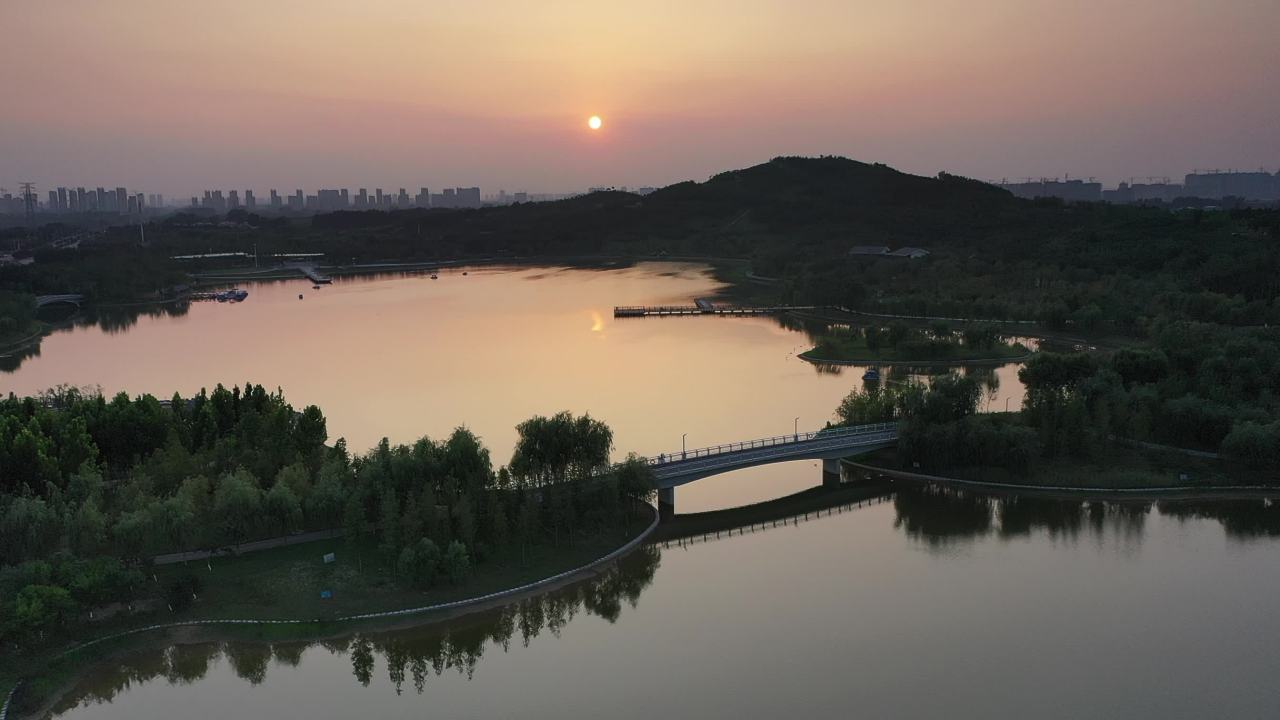 湖畔日落：自然与城市的和谐之美
