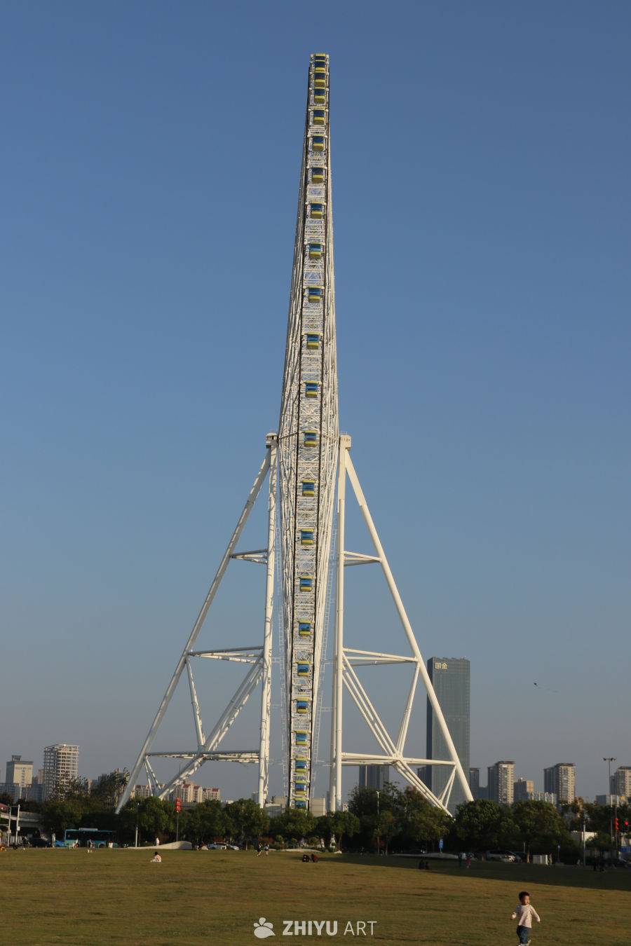 摩天轮下的城市乐园
