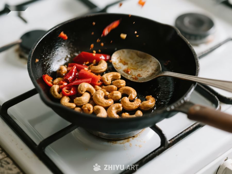 炒锅中的腰果与红椒 76