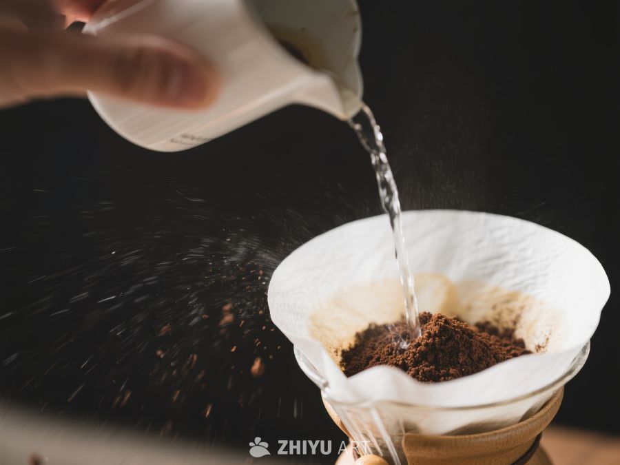 手冲咖啡：热水浇注咖啡粉 569