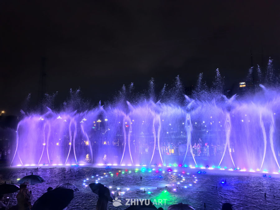 喷泉之所以美丽，是因为水有了压力