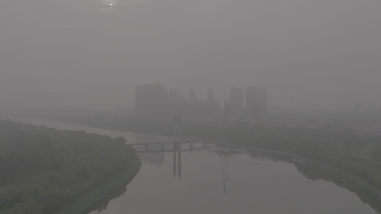 雾中城市的宁静