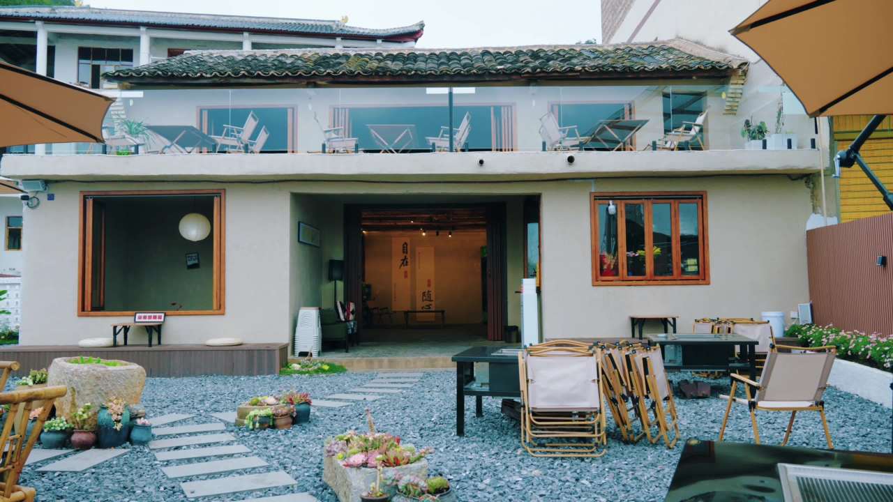 传统与现代交融的庭院咖啡馆