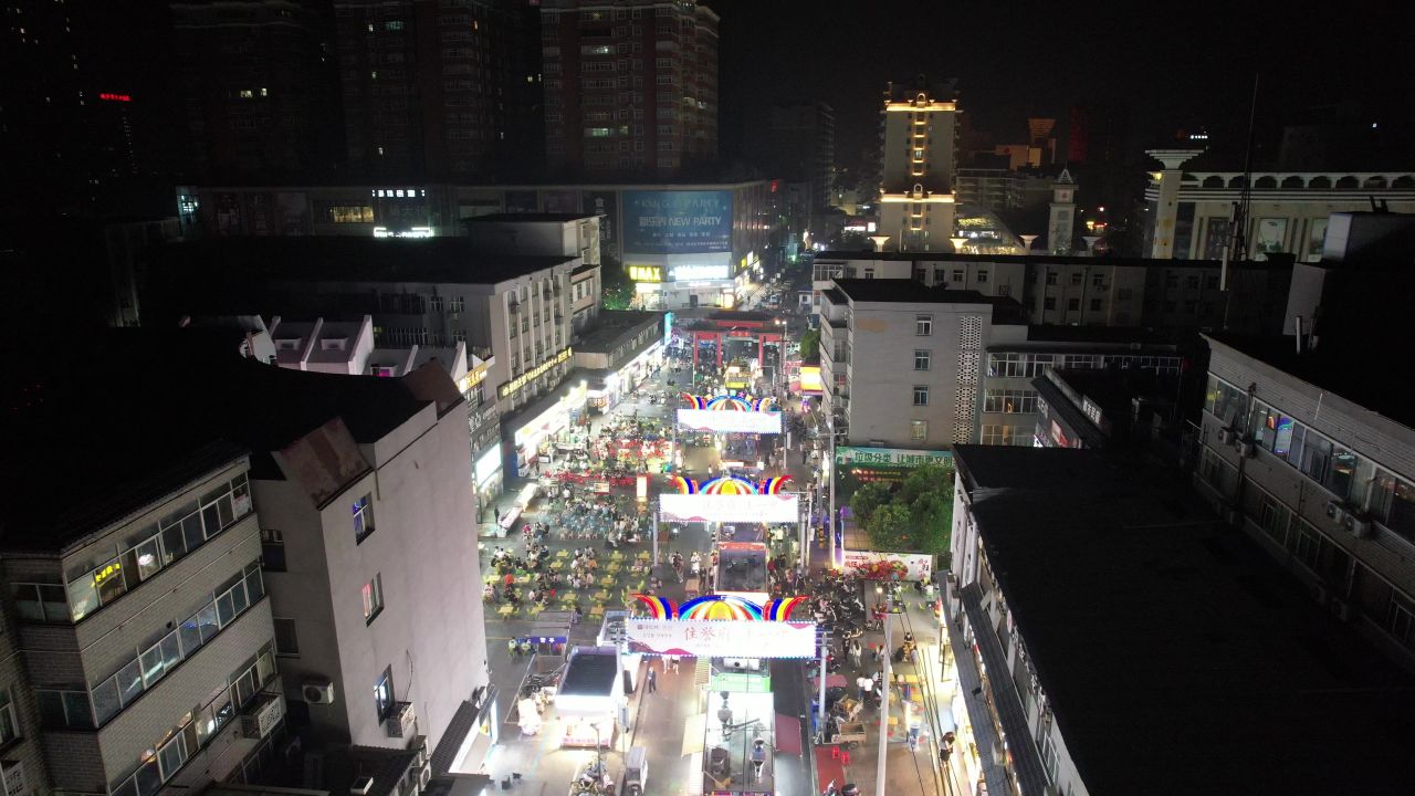 河南新乡市夜景步行街人流航拍