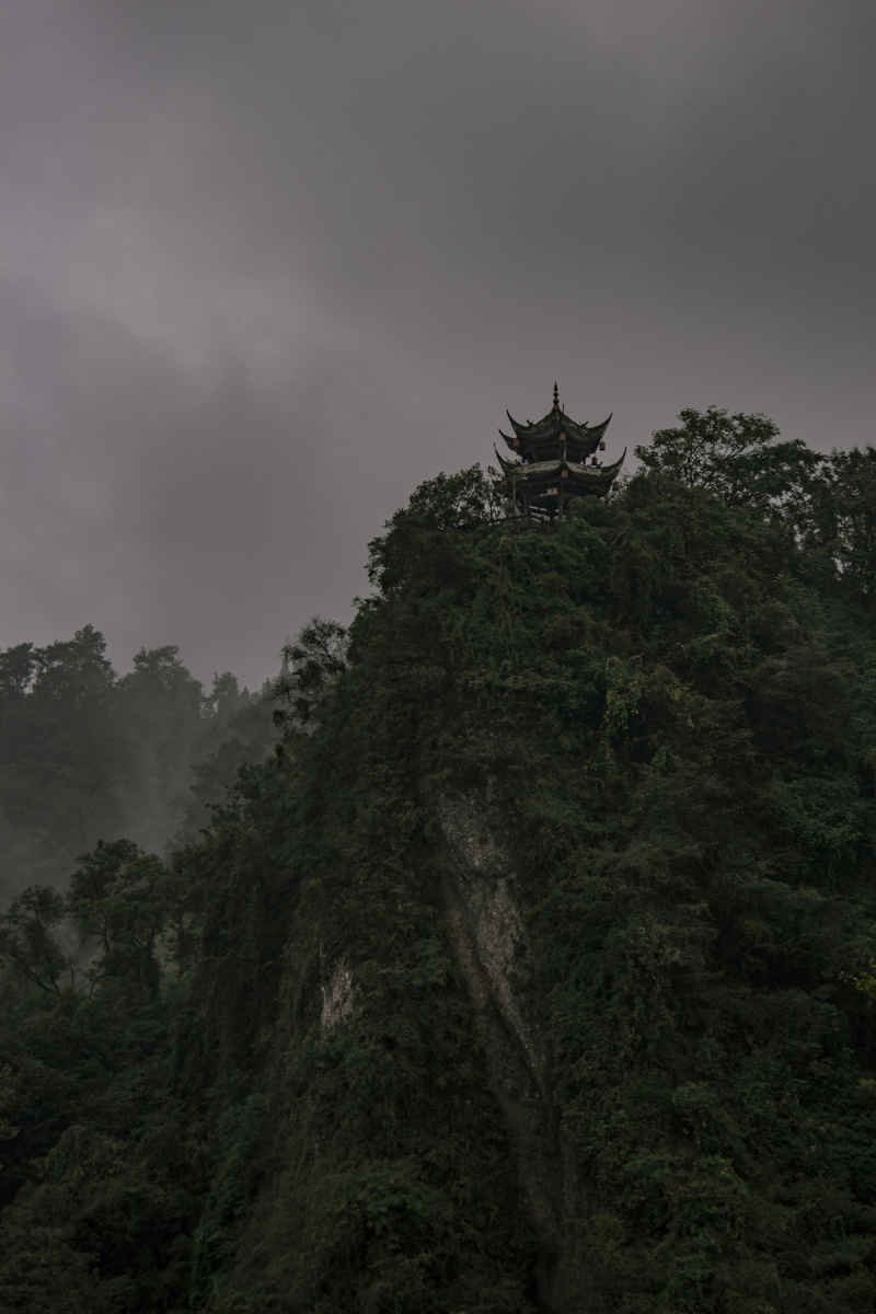 雨中朦胧山亭