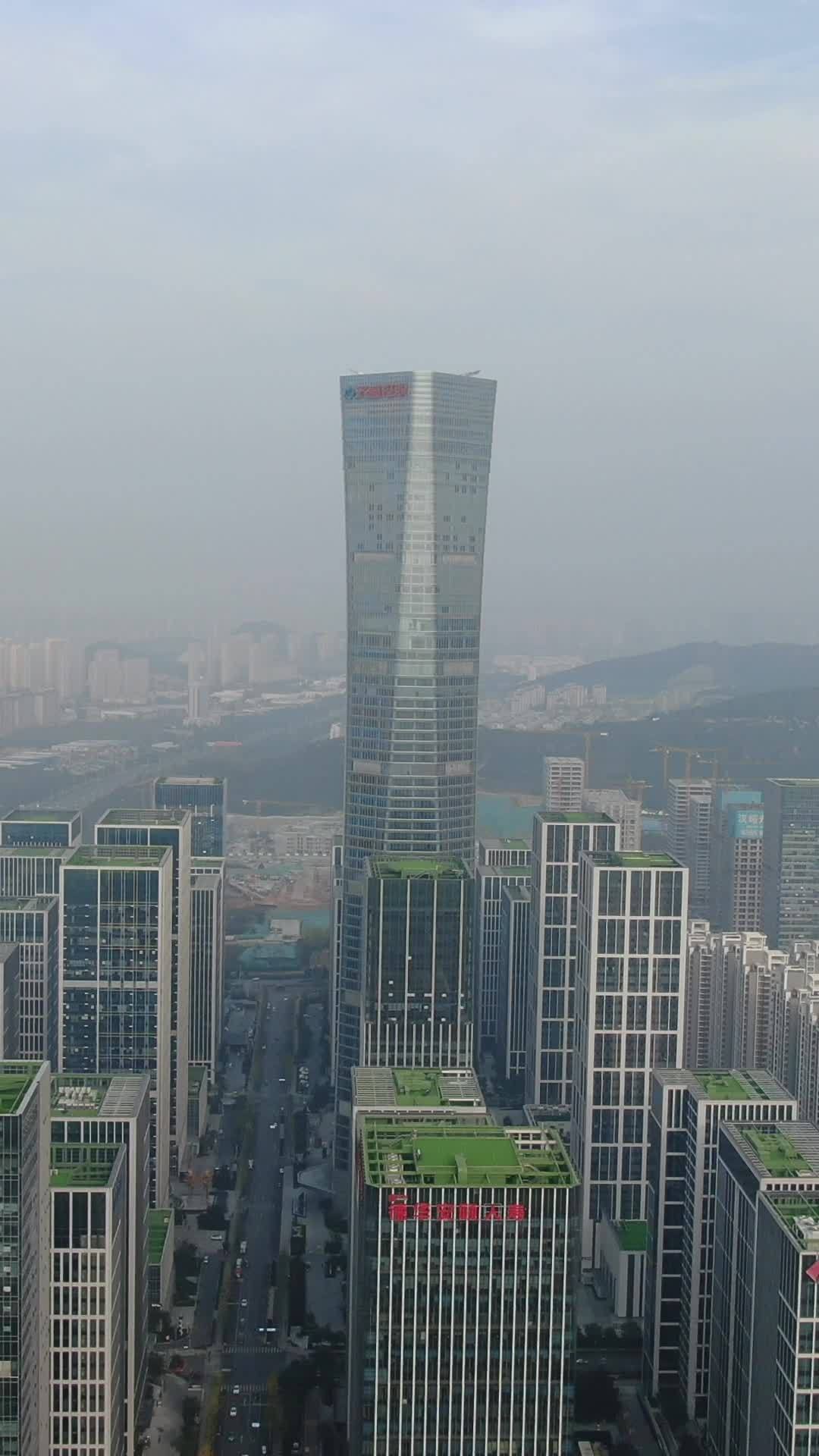 云端俯瞰现代都市