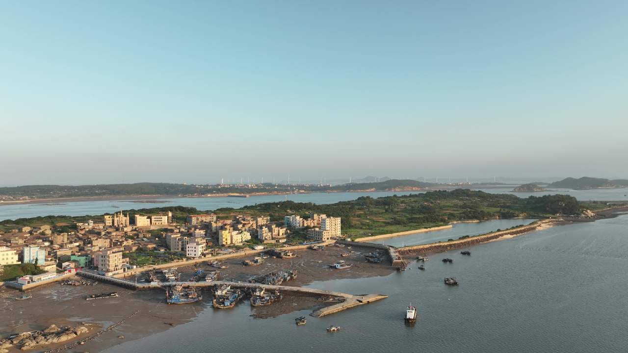 日落时分的海滨渔村