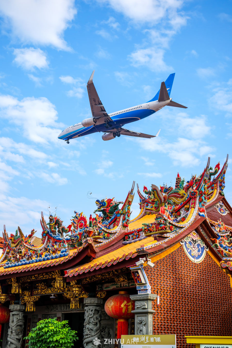飞机飞越古寺屋顶