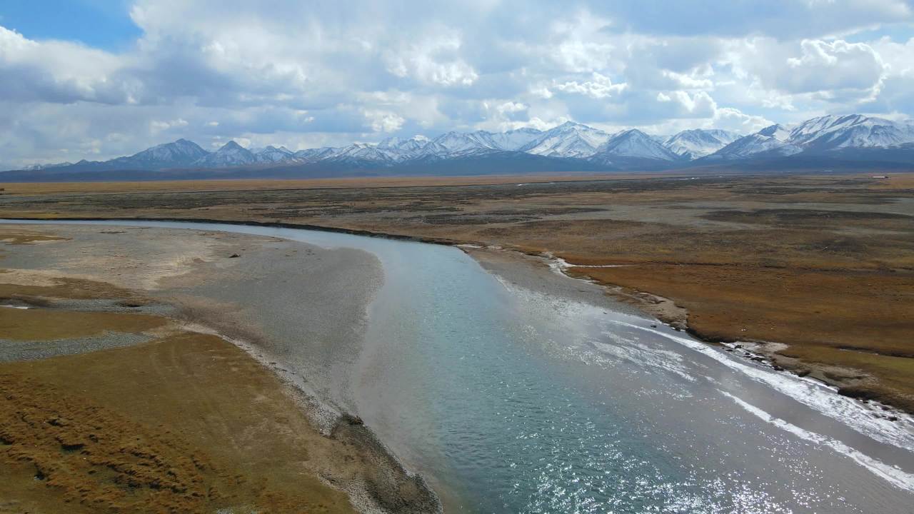 航拍青海海北祁连山腹地的二尕公路雪山河流草原 5