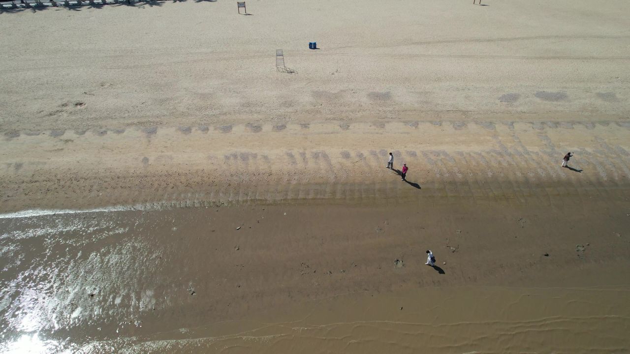 大海海洋沙滩礁石海岛自然风光航拍 