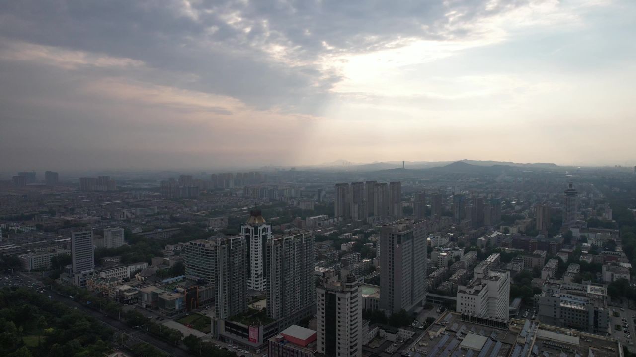 山东淄博城市清晨迷雾航拍 