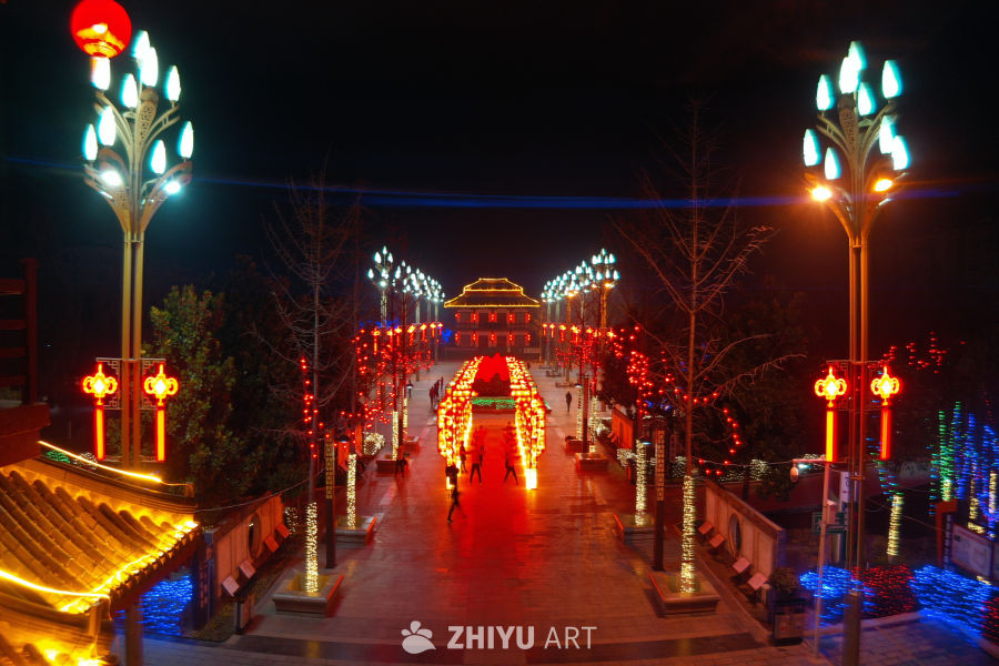 灯火辉煌的夜晚广场