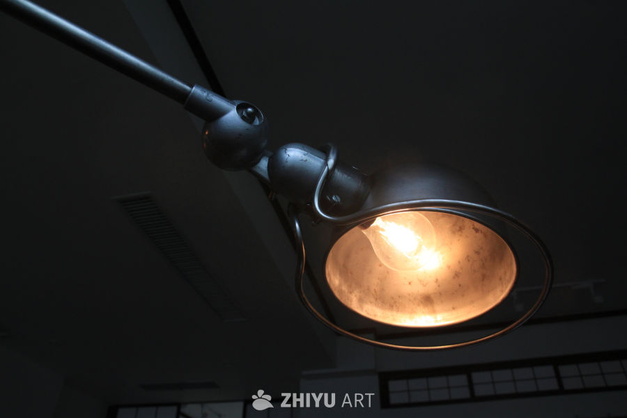 工业风吊灯的温暖光芒